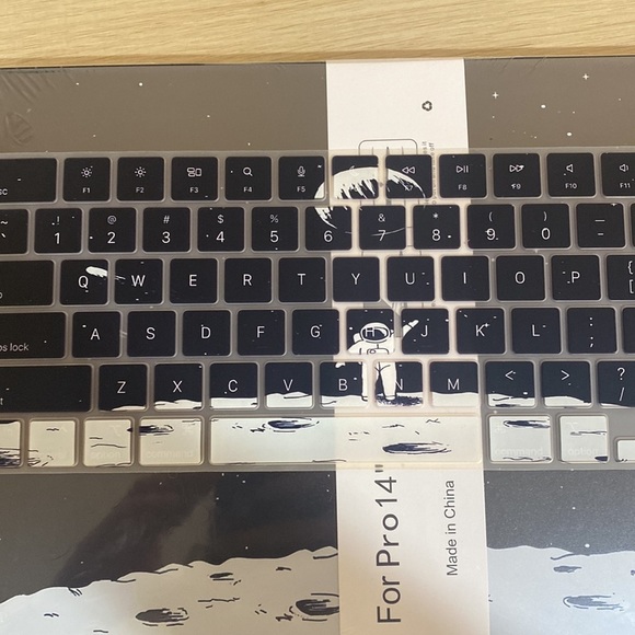 MacBook Pro 14 Hard Shell Case, keyboard, mouse pad - Picture 5 of 6